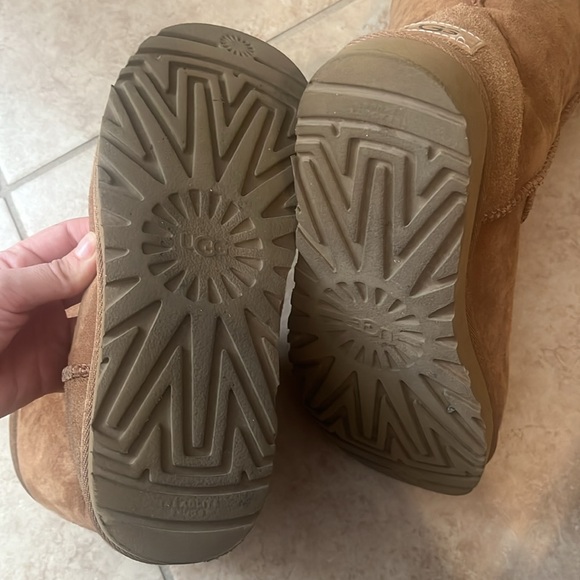 Womens size 7 Uggs in Chestnut. Short size - Picture 2 of 4